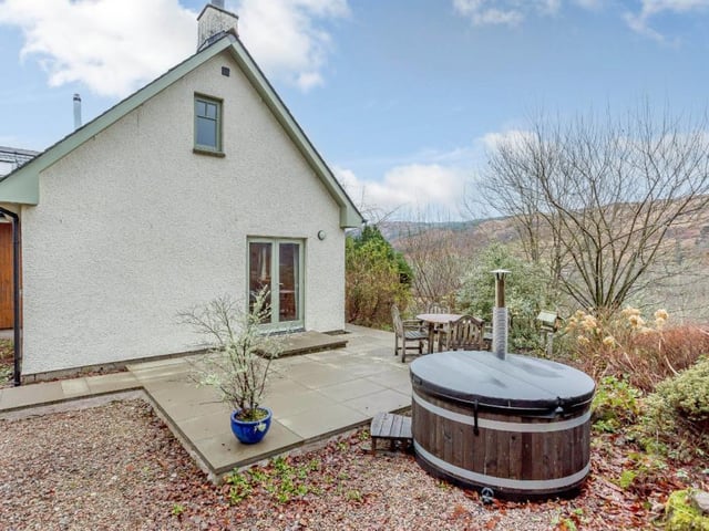 Rose Cottage patio area and hot tub.