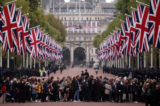 A general view of mourners along The Mall ahead of The State Funeral Of Queen Elizabeth II on September 19, 2022 in London (Photo by Dan Kitwood/Getty Images)