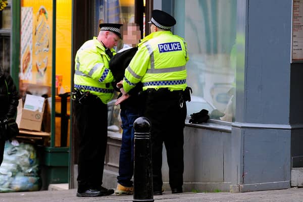 20-12-2016. Picture Michael Gillen. FALKIRK. Corner of Vicar St and Manor St. Police Scotland, stop and search. 