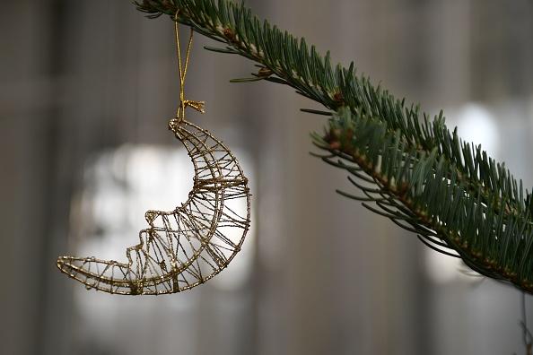 With Christmas on the way, you can look forward to getting creative with decorations to use on the tree and around the house. Why not make your own?