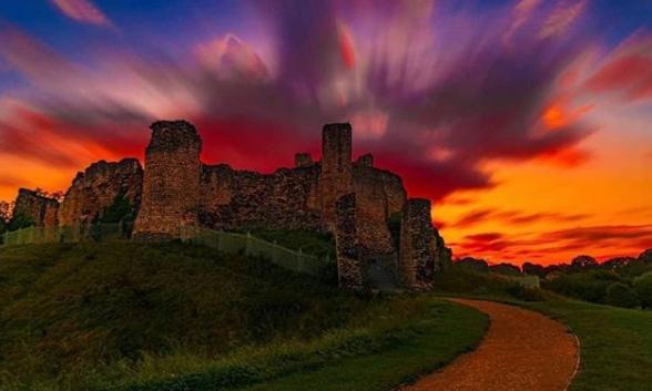 Sunrise at Conisbrough Castle from @si_s_place