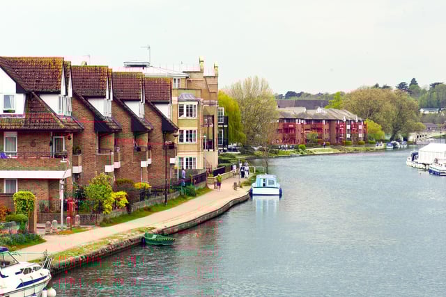 Average number of years homeowners stay: 3. Average price paid: £399,546. Value change over 10 years: £122,976. Overall score: 2.95/10.
