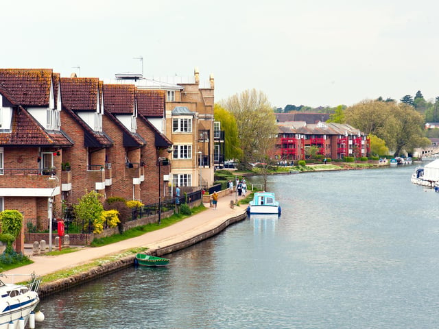 Average number of years homeowners stay: 3. Average price paid: £399,546. Value change over 10 years: £122,976. Overall score: 2.95/10.