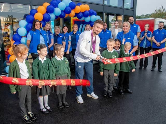 Olympian Sam Oldham with children of Askern Moss Road Infant Academy and Aldi staff.