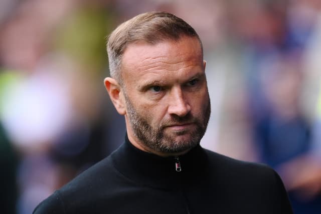 Blackpool-Trainer Ian Evatt analysiert das Spielfeld nach der Niederlage ...