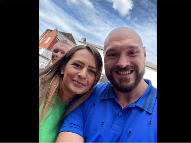 Kirsty Hutchinson poses for a selfie with boxing champ Tyson Fury. (Photo: Kirsty Hutchinson).