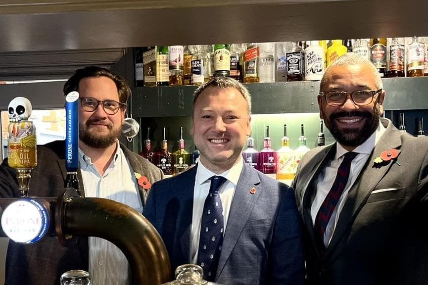 Foreign secretary James Cleverly in pie mix-up during Doncaster pub lunch 