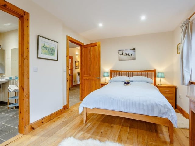 Rose Cottage - principal bedroom.