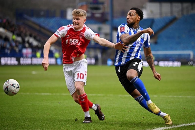 Notts County have signed midfielder Scott Robertson on a free transfer from Fleetwood Town. The 22-year-old has agreed a deal to the end of the 2025-26 season and will be available from 13 January.