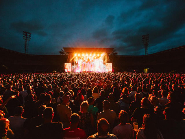 Paul Heaton and Jacqui Abbott at Doncaster by Anthony Mooney