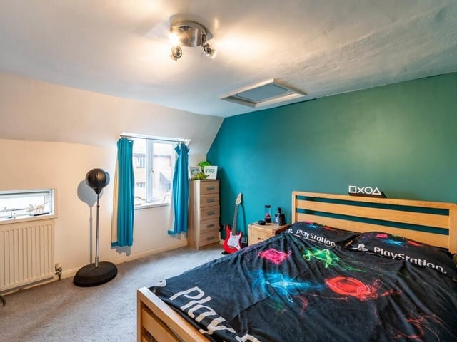 The second double bedroom within the cottage.