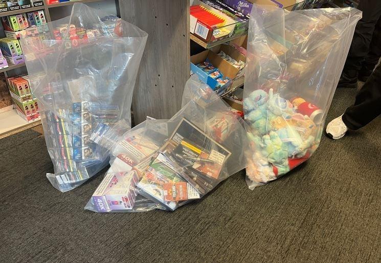 Gefälschte E-Zigaretten bei Razzia in Doncaster hinter einer Geheimwand ...