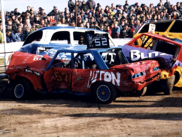 Big crashes at the Owlerton Stadium banger racing