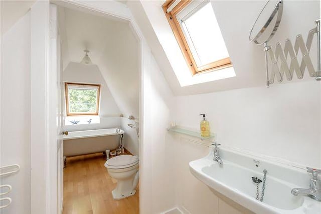 This is a lovely en suite in the converted attic - en suites literal translation is 'in continuation'.