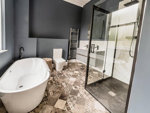 The en suite to the main double bedroom, that also has a walk-in wardrobe.