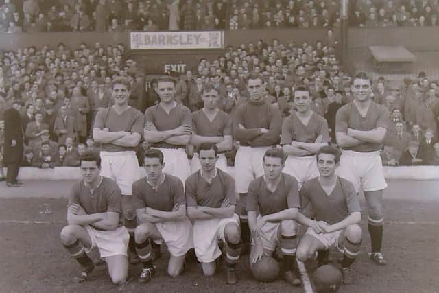 Manchester United line up to play against Blackpool 26-11-1955. The game at Bloomfield Road ended 0-0.
Back l-r > Ian Greaves, Mark Jones, Roger Byrne, Ray Wood, Eddie Colman,  Duncan Edwards.
Front l-r > Tommy Taylor, Dennis Violett, Johnny Berry, John Doherty, David Pegg.
