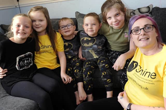 Amy Dawson of Broomhouse Lane,Balby,Doncaster,is raising money for the charity SHINE. Pictured is Amy with her family LtoR Bryony,Freya,Alfie,Archie,Imogen..Pic Steve Ellis