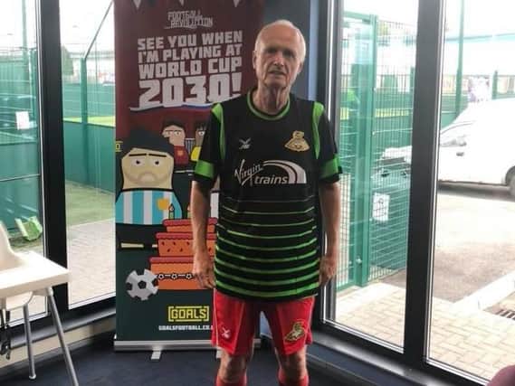 Les shows off his new shirt.