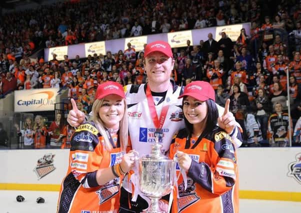 Amy Usher, left, with her sister Beth and Steelers star Tim Spencer with the play-off champions trophy
