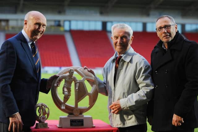 Eddie Beaglehole (centre) is presented with the Alick Jeffrey Award.