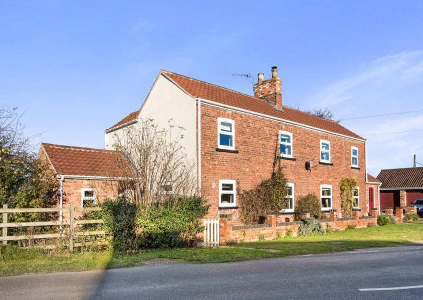 Beautiful five bedroomed detached cottage in Walkeringham - Â£300,000