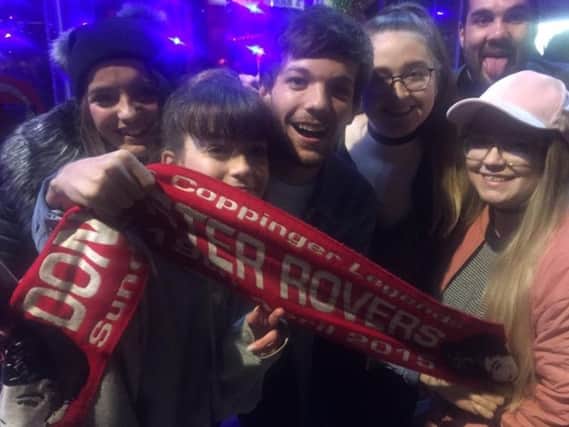 Louis Tomlinson clutches a Doncaster Rovers scarf in a bar in Leeds. (Photo: India Rain @niallxdanny).
